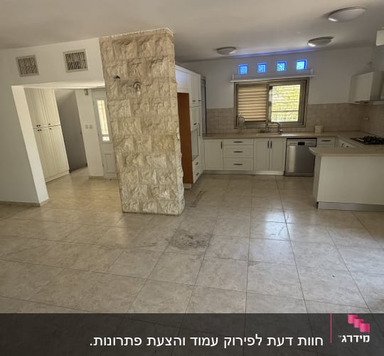מטבח וחדר ריק עם סולם ופינת אוכל
